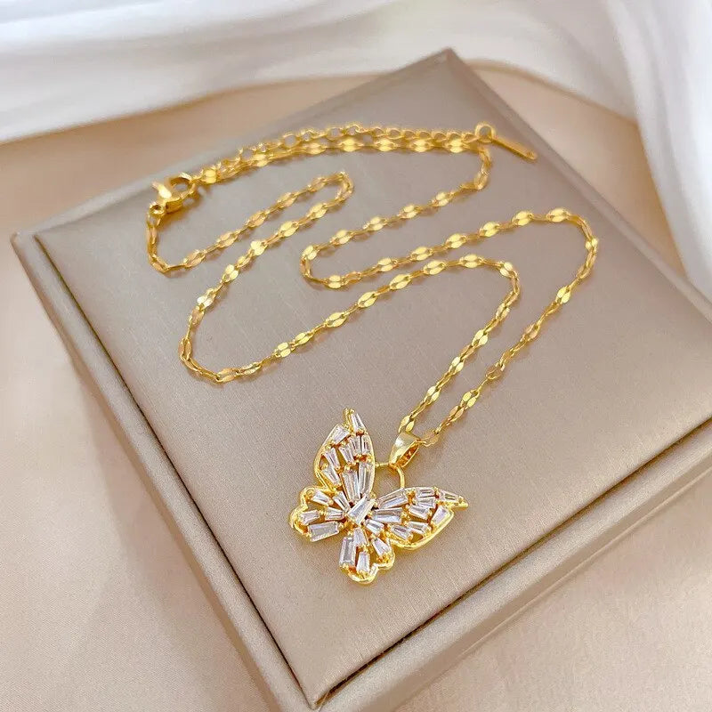 Collana Donna con Pendente Farfalla in Cristalli e Strass – Finitura Gold Party