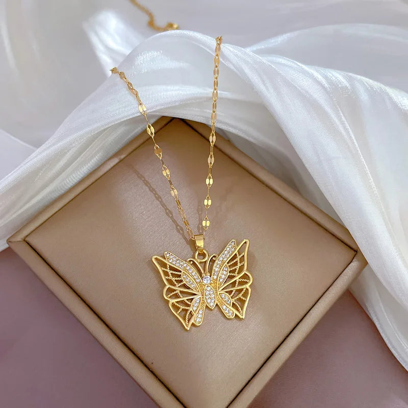 Collana Donna con Pendente Farfalla in Cristalli e Strass – Finitura Gold Party
