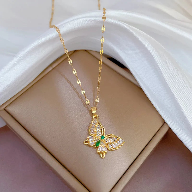Collana Donna con Pendente Farfalla in Cristalli e Strass – Finitura Gold Party