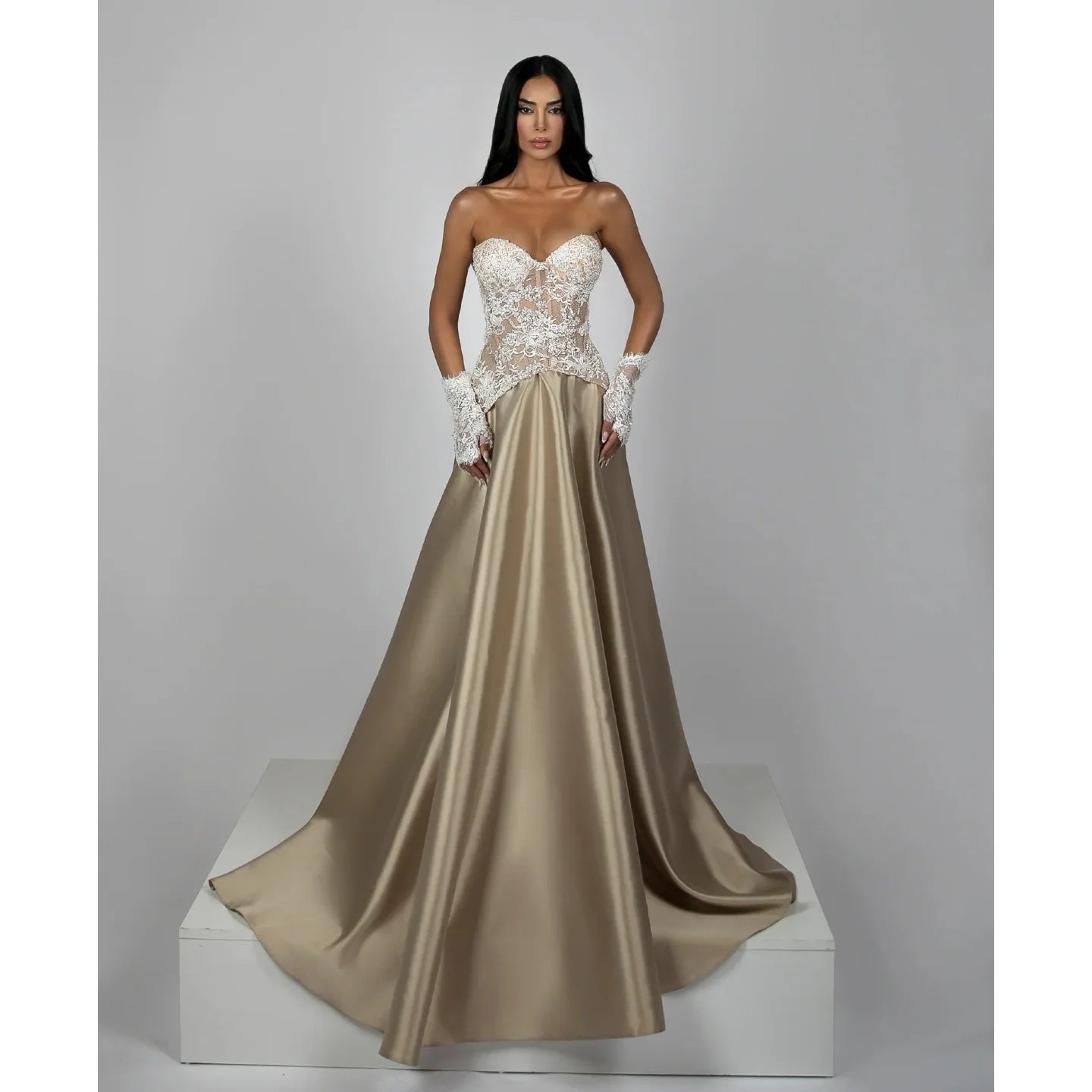 Champagne A Line Evening Dresses Charming Lace Applique Women Prom Gowns Floor Length Customized Special Occasion Gowns