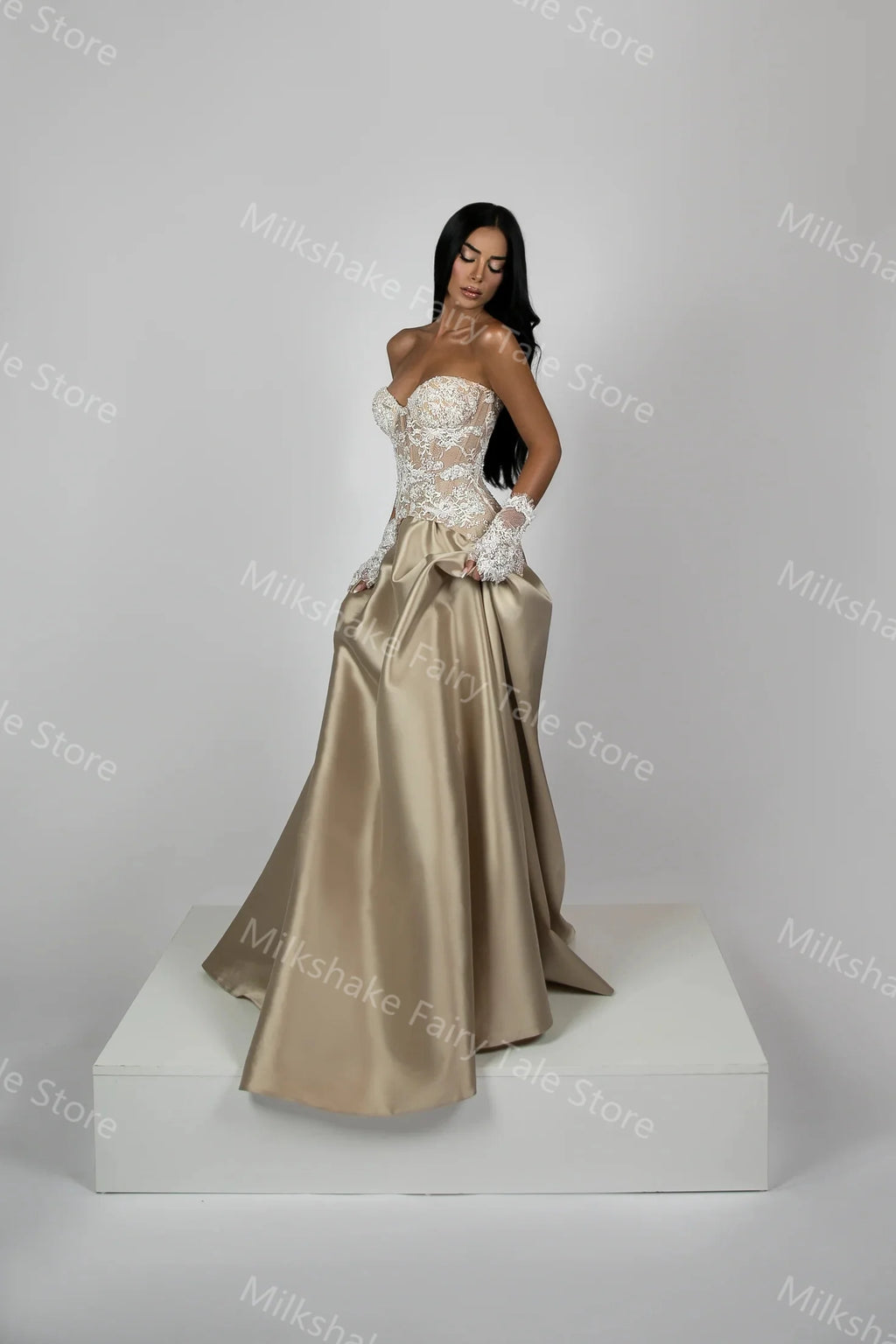 Champagne A Line Evening Dresses Charming Lace Applique Women Prom Gowns Floor Length Customized Special Occasion Gowns